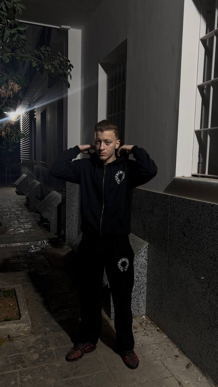 CLOSED CIRCLE ENSEMBLE